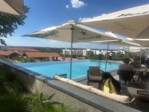 Swimmingpoolen hos eller tæt på Sunrise Waterfall at ELLIPSE