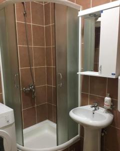 克拉古耶瓦茨Luna的浴室配有水槽和带水槽的淋浴 更多2张照片