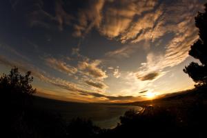 ニースにあるFranse - Niceの水面に沈む夕日 +2枚の写真