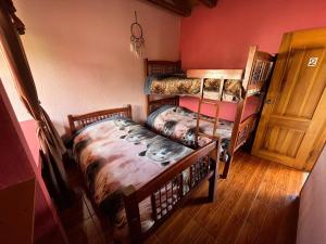 Giường trong phòng chung tại Pakarina Hospedaje Familiar