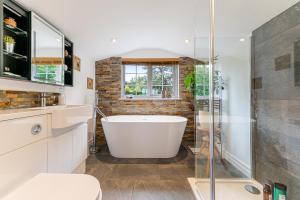 Et badeværelse på Whimsical Countryside Escape with Sprawling Garden