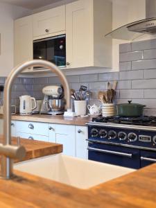 Køkken eller tekøkken på Whimsical Countryside Escape with Sprawling Garden