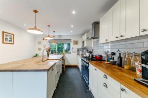 Køkken eller tekøkken på Whimsical Countryside Escape with Sprawling Garden