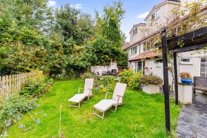 En have udenfor Whimsical Countryside Escape with Sprawling Garden