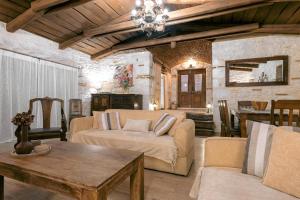 a living room with a couch and a table at Villa Castello in Koiliomenos