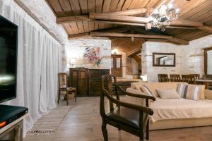 a living room with a couch and a tv at Villa Castello in Koiliomenos