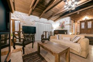 a living room with a couch and a table at Villa Castello in Koiliomenos