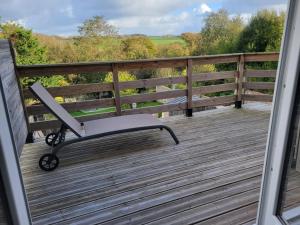 un banco en la cubierta de una casa en Belle maison proche de la mer, en Wimille 5 fotos más