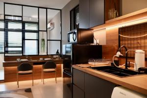 Η κουζίνα ή μικρή κουζίνα στο Riverine Diamond Condo - Kuching - Vacay Home
