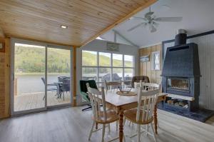 Φωτογραφία από το άλμπουμ του Spa & Lake Access - Chalet Le Ptit Leo σε Saint-Raymond