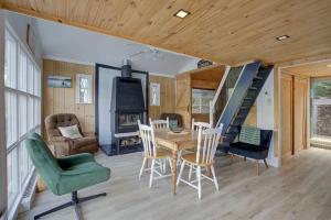 Et opholdsområde på Spa & Lake Access - Chalet Le Ptit Leo + 23 billeder