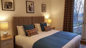 Postel nebo postele na pokoji v ubytování Royal Gardens Apartment 2