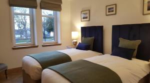 Postel nebo postele na pokoji v ubytování Royal Gardens Apartment 2 + 2 fotografie