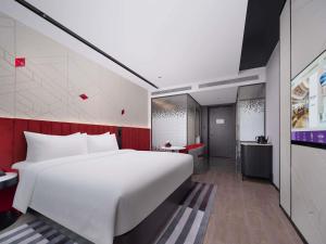 Ένα ή περισσότερα κρεβάτια σε δωμάτιο στο Mercure Beijing The Grand Canal CBD