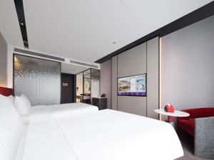 Ένα ή περισσότερα κρεβάτια σε δωμάτιο στο Mercure Beijing The Grand Canal CBD