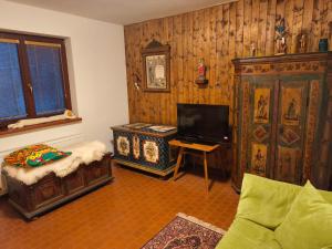 Μια τηλεόραση ή/και κέντρο ψυχαγωγίας στο The House Next to the Forest - LAKMAT