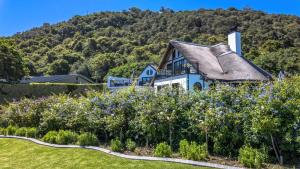 ウィルダネスにあるCloverleigh Guest Houseの手前の花の山家