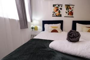 Postel nebo postele na pokoji v ubytování listing SALE - Entire Town Centre Apartment Free Parking WiFi