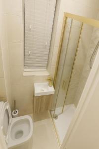 伦敦Chic 831 Studio Auto Check-In, 15 Min to Central的浴室里有马桶、淋浴和洗手池。