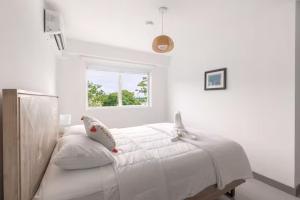 Ένα ή περισσότερα κρεβάτια σε δωμάτιο στο Playa Mantas - 7th Floor - Sea View - Beach Club Access - Balcony - Five Star Host +48 φωτογραφίες