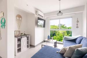 Μια τηλεόραση ή/και κέντρο ψυχαγωγίας στο Playa Mantas - 7th Floor - Sea View - Beach Club Access - Balcony - Five Star Host