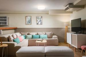 Μια τηλεόραση ή/και κέντρο ψυχαγωγίας στο BYPILLOW Villa Lorena Adults Recommended