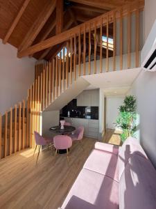 Et opholdsområde på Pinheiro Houses's- Luxury Apartment's