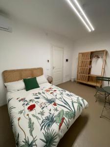 Un dormitorio con una cama con una manta colorida. en DieciVasi, en Rávena
