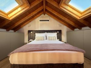 En eller flere senge i et værelse på Pinheiro Houses's- Luxury Apartment's