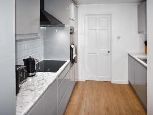 Kuchyň nebo kuchyňský kout v ubytování Cliffside Cottage