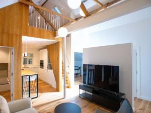 CholesburyWoodland View的带平面电视的客厅和厨房。