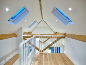 CholesburyWoodland View的天窗房子的楼梯 更多3张照片
