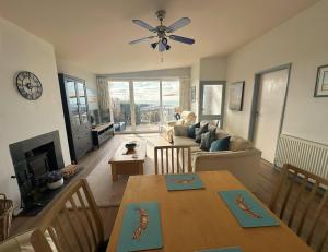 Et opholdsområde på Terrace by the Tide + 18 billeder