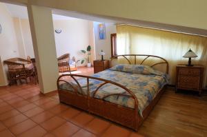 1 dormitorio con 1 cama, mesa y sillas en Family Hotel Prolet, en Shumen