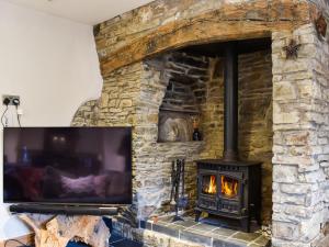 Televiisor ja/või meelelahutuskeskus majutusasutuses Honeysuckle Cottage