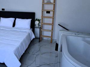 Una cama o camas en una habitación de NEKTAR home