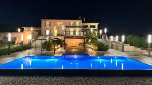 a swimming pool in front of a house at night at Villa Sa Muntanyeta con Piscina Infinity Privada in Manacor