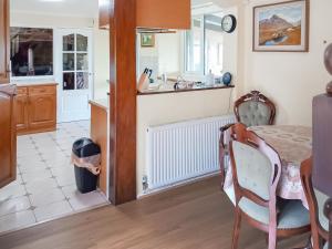 Köök või kööginurk majutusasutuses Fox's Lair Farmhouse