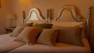 a bedroom with two beds with pillows at Villa Sa Muntanyeta con Piscina Infinity Privada in Manacor