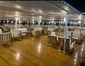 En restaurant eller et andet spisested på Nile Cruise King Tut