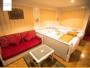 Postel nebo postele na pokoji v ubytování Nile Cruise King Tut