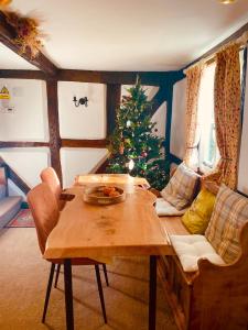 Χώρος καθιστικού στο Log- burner, dog friendly- woodland views with walking trails and local pub on your doorstep! Popular walking trails nearby-Malvern Hills and the Brockhampton Estate- Peaceful village on the border of Hereford and Worcester