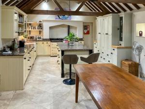 Una cocina o cocineta en Church Barn