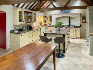 Una cocina o cocineta en Church Barn