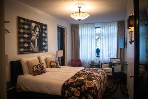 um quarto de hotel com uma cama e uma janela em Hotel Garni Villa Arrisja em Eefde