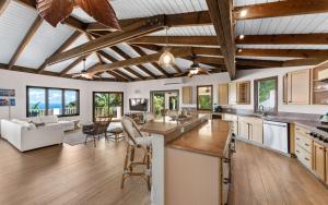 Kuchyň nebo kuchyňský kout v ubytování Private Oasis with Incredible Views