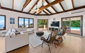 TV a/nebo společenská místnost v ubytování Private Oasis with Incredible Views