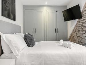 En eller flere senge i et værelse på Golden Goose Cottage - Ukc7087