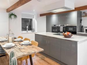 Køkken eller tekøkken på Golden Goose Cottage - Ukc7087