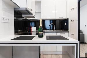 Una botella de vino sobre la encimera de la cocina. en Stylish city centre apartments, en Budapest 29 fotos más